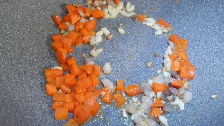 多彩杏鲍菇,放入胡萝卜炒至微软。