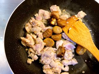 板栗焖鸡肉,加入蒸熟的板栗翻炒一下。