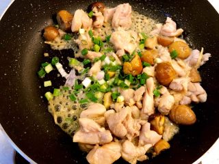 板栗焖鸡肉,加葱花炒匀后起锅。