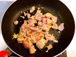 板栗焖鸡肉,加入鸡肉块炒至变色。