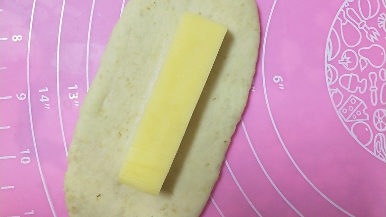 #宝宝零食#自创奶酪夹心燕麦棒,放入奶酪条，包起来，整形成条状