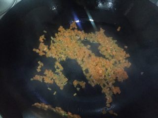 杂蔬肉丝蛋炒饭,另起油锅，炒香胡萝卜丁