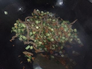 杂蔬肉丝蛋炒饭,放黄瓜翻炒，放生抽、盐、黑胡椒粉炒出香
