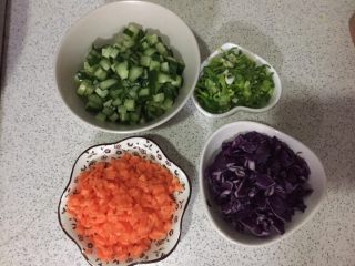 杂蔬肉丝蛋炒饭,黄瓜、胡萝卜、紫甘蓝、青蒜切丁