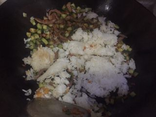 杂蔬肉丝蛋炒饭,转小火，放入米饭，压碎米饭翻炒均匀