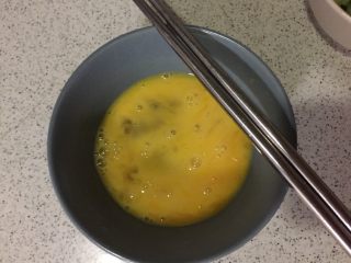 杂蔬肉丝蛋炒饭,鸡蛋加适量盐打散