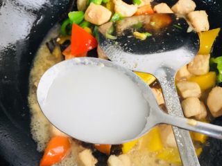 彩椒炒鸡丁,倒入炒好的鸡肉丁加入盐、白糖翻炒均匀，用水淀粉勾薄芡即可出锅。