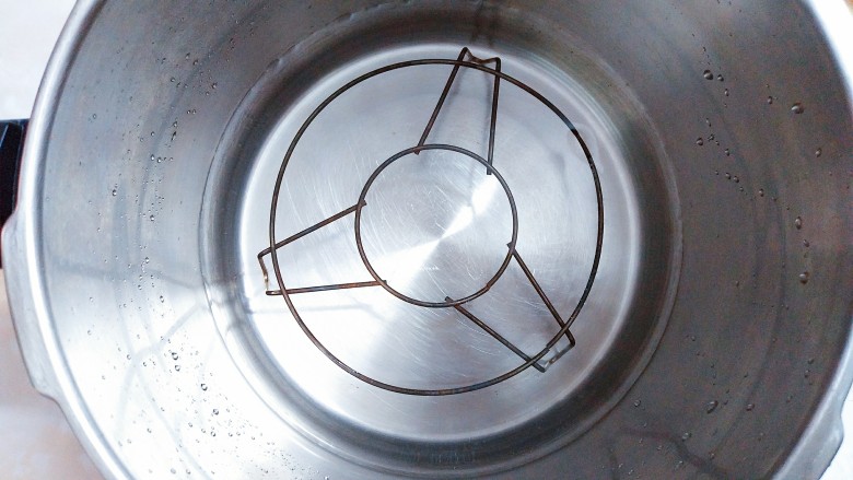 芭蕉叶黑糯米骨,准备一个高压锅，里面放上蒸架和适量的冷水！