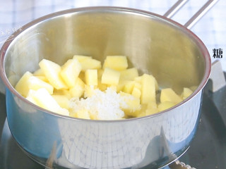 吐司苹果派,热锅小火倒油，苹果丁倒入锅中翻炒，糖加入，炒至苹果丁变软。