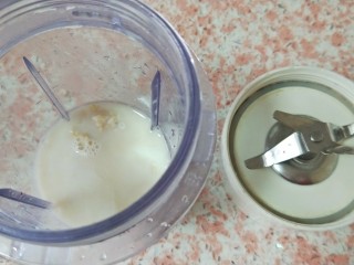 百变水果+梦幻养颜桑葚燕麦奶昔,剩下的三分之一燕麦放入料理杯，放两颗草莓，倒入牛奶打成奶昔