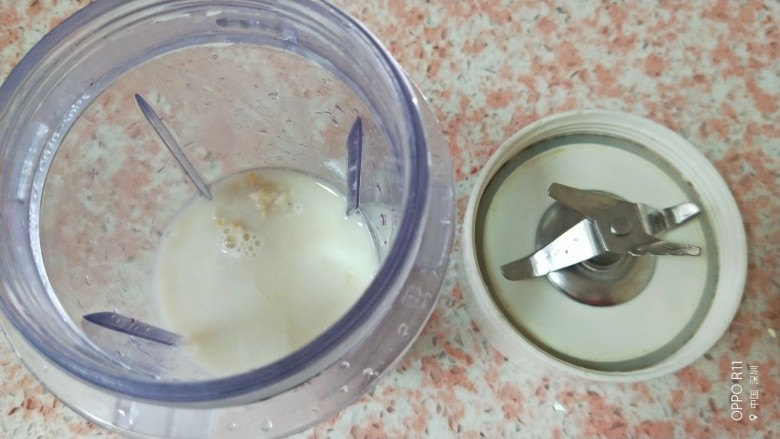百变水果+梦幻养颜桑葚燕麦奶昔,剩下的三分之一燕麦放入料理杯，放两颗草莓，倒入牛奶打成奶昔