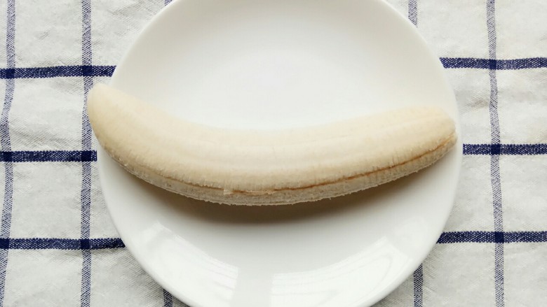 百变水果+宝宝辅食:香蕉米饼,香蕉去皮