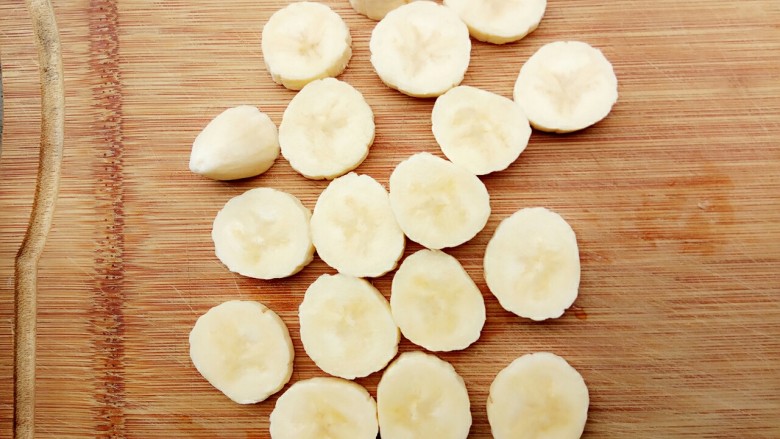 百变水果+宝宝辅食:香蕉米饼,去皮好的香蕉切块