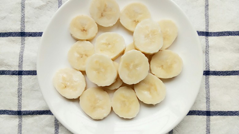 百变水果+宝宝辅食:香蕉米饼,切块好的香蕉装盘子