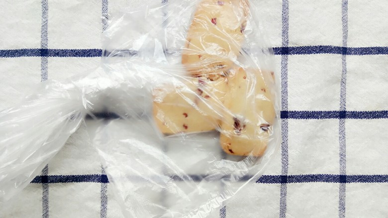 百变水果+宝宝辅食:香蕉米饼,饼干装进保鲜袋