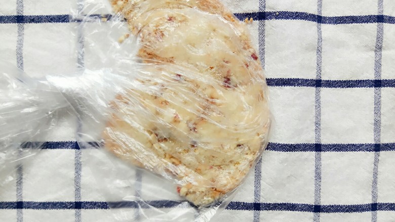 百变水果+宝宝辅食:香蕉米饼,饼干装入保鲜袋后压末