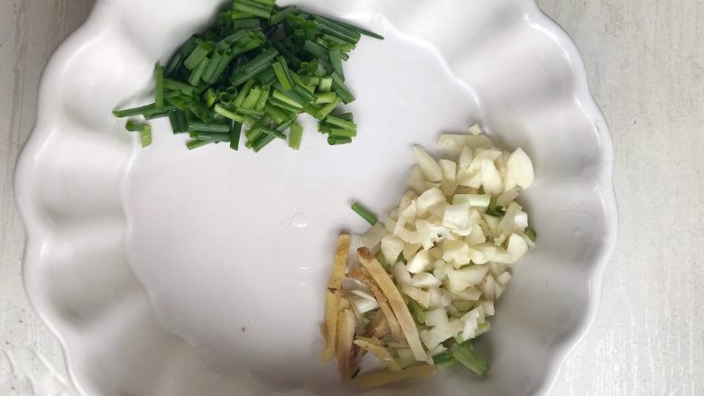 咸蛋豆腐（快手菜）,姜葱蒜切碎备用，葱花最后放哈。