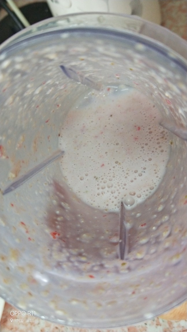 百变水果+梦幻养颜桑葚燕麦奶昔,打好的草莓燕麦奶昔是淡淡的粉色
