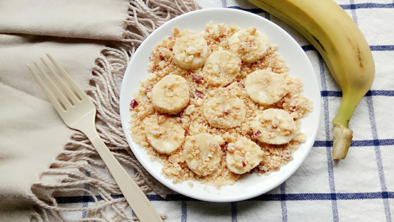 百变水果+宝宝辅食:香蕉米饼,再把香蕉块反过来另一面轻轻按一下也黏上饼干末