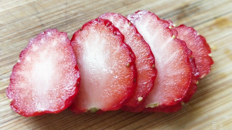 百变水果+梦幻养颜桑葚燕麦奶昔,留出来的草莓切薄片