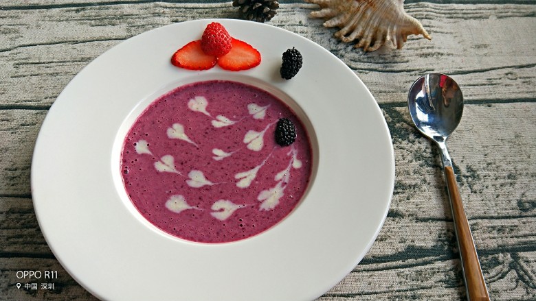百变水果+梦幻养颜桑葚燕麦奶昔,草莓和桑葚放在汤盘上做装饰做一个摆盘