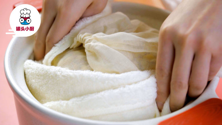无添加安心腊八豆,将黄豆装入干净的布袋中，再装入容器里，用干净的毛巾围裹保温，然后置于20℃左右的地方发酵3-4天，至黄豆起涎发粘