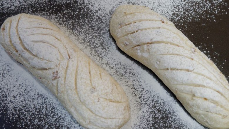 全麦叉烧软欧面包,发酵好取出，筛上面粉，用锋利的小刀割出你喜欢的花纹。