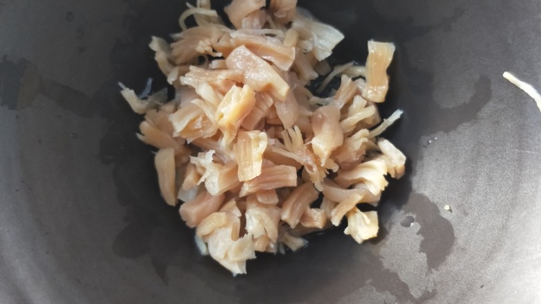 鲜香海味糯米糍粑,接着把干贝手撕细丝。