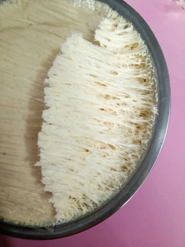香菇馒头,发酵好的面团内部结构的蜂窝组织很明显