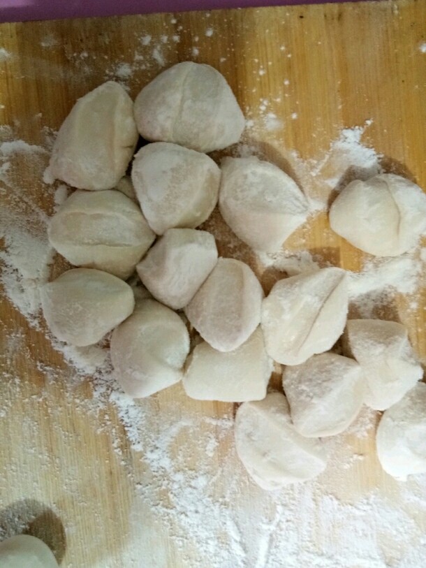 香菇馒头,发酵好的面团分成一个个剂子