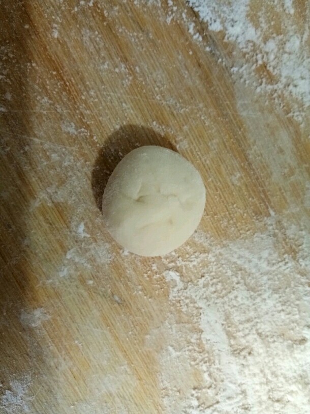 香菇馒头,然后将剂子揉成圆团团