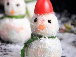 满足孩子想堆雪人的愿望---土豆雪人,做好的小雪娃娃