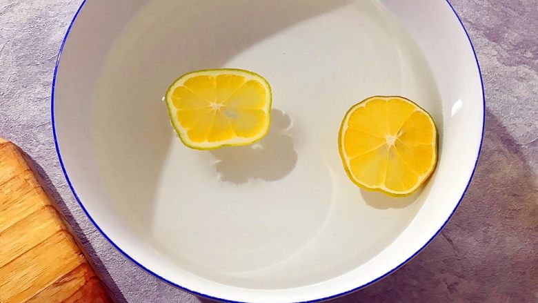 百变水果～鲜百合果皮苹果蜜梨甜汤,将柠檬放入饮用水内