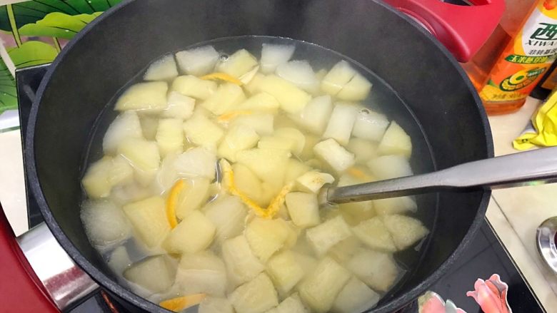 百变水果～鲜百合果皮苹果蜜梨甜汤,搅拌一下，转中火再煮2分钟，即可