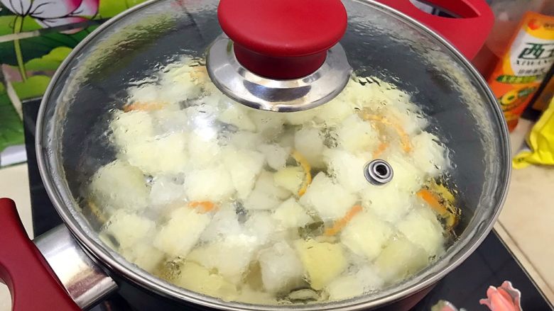 百变水果～鲜百合果皮苹果蜜梨甜汤,待锅内水煮开之后，转小火，盖上锅盖，煮20分钟