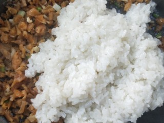 鲜香海味糯米糍粑,把糯米饭倒入炒锅中。