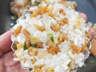 鲜香海味糯米糍粑,准备小模具，把混合好的金钩干贝糯米饭填入模具中压紧。