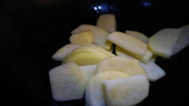 麻辣香锅,锅中油热倒入土豆片