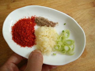 一碗让人欲罢不能的油泼面,切好葱花，蒜末，准备好辣椒粉和花椒粉。