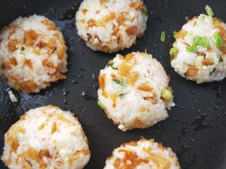 鲜香海味糯米糍粑,也可以简单一点，用手搻成一个圆球再压一下成圆饼状。