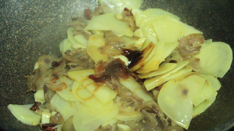 腊肉土豆片,调味：加蚝油、生抽，少许盐，因为生抽和腊肉都有盐味，翻炒上色