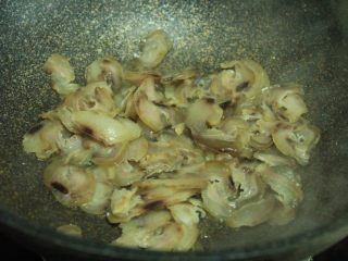腊肉土豆片,锅里放少许的油，倒入滤干水后的腊肉，慢慢煸炒出油脂，注意不要太干太焦会影响口感，稍微出油就行