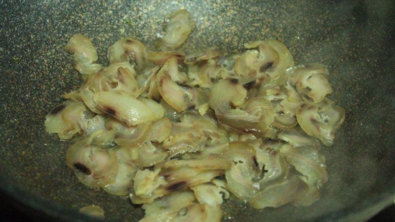 腊肉土豆片,锅里放少许的油，倒入滤干水后的腊肉，慢慢煸炒出油脂，注意不要太干太焦会影响口感，稍微出油就行