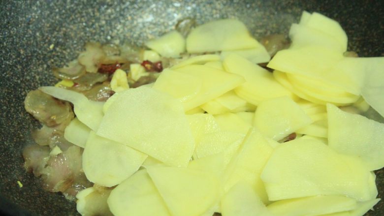 腊肉土豆片,下沥干水后的土豆片，翻炒均匀