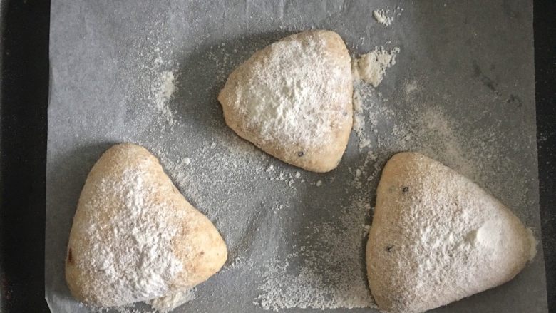 杂粮果酱三角包,表面撒上面包粉