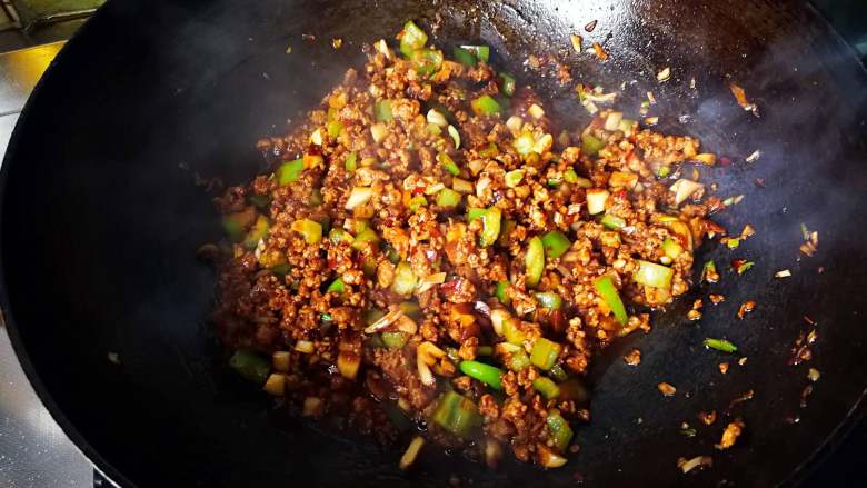 蒜蓉肉末烤茄子,放入青椒或辣椒稍加翻炒即可。