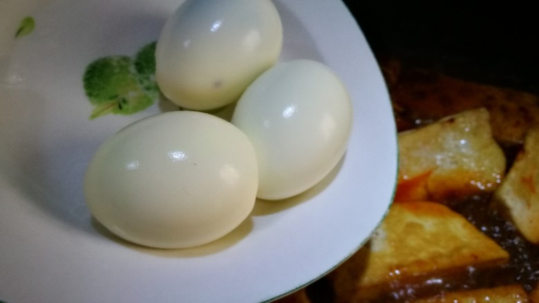 美味素菜之卤豆腐＋卤蛋,鸡蛋剥壳倒入锅中