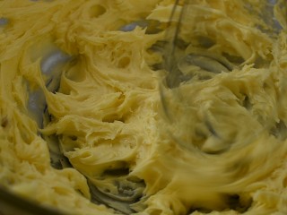 小花曲奇,然后用打蛋器打至黄油颜色变浅，体积膨大