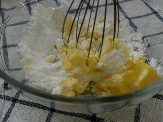 小花曲奇,用打蛋器先将大块黄油戳成小块