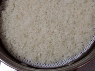 自制米酒,打开蒸锅，把蒸好的糯米饭冷却至微温，约30多度。